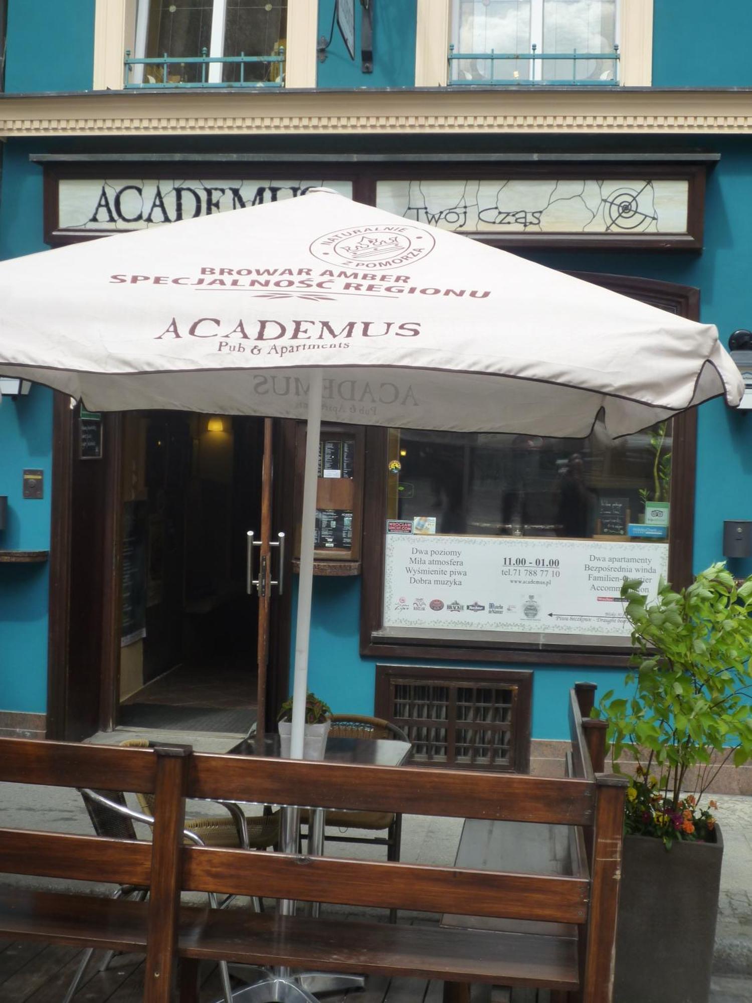 Academus Pub & Guest House Вроцлав Екстер'єр фото