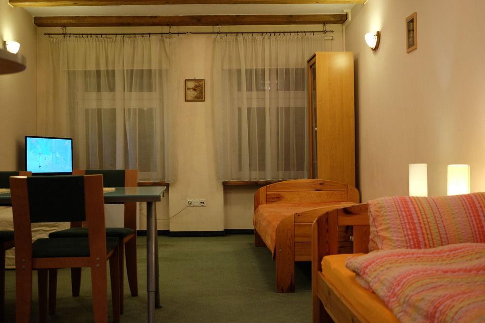 Academus Pub & Guest House Вроцлав Екстер'єр фото